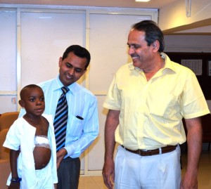 Dr Fazal Nabi & Dr Suresh Joshi [Jaslok Hospital] with 4 yr old Wilson from Nigeria operated for rare heart condition SHONE COMPLEX at Jaslok Hospital_1