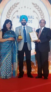 Mr APS Bhalla, Chief Operating Officer, Eye-Q Vision Pvt Ltd receiving the award