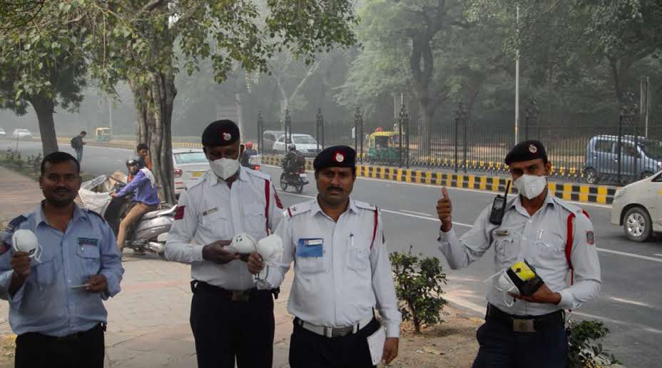 1mg distributes free masks to cope with Delhi’s ‘great smog’