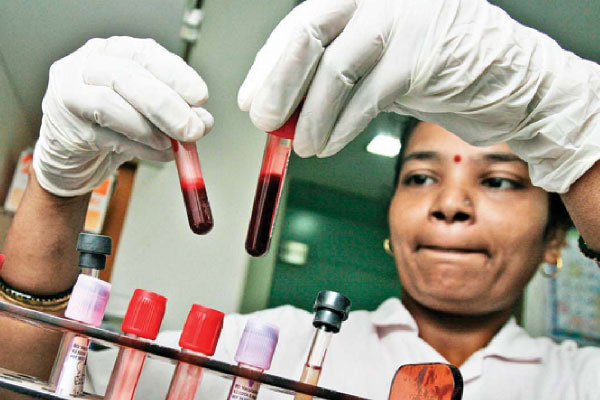 Blood screening. Laboratory Blood Test. Эстетика лаборатория кровь. Тест на коронавирус в пробирке. Швейцария лаборатория кровь.